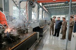 金正恩视察千里马建材工厂 高度评价生产自动化与新型环保建材发展